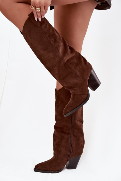 Bottes de cowboy isolées à talon en daim écologique chocolat Mavine