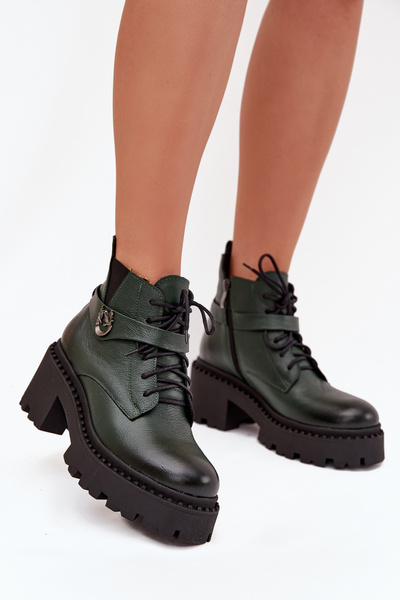 Leder Damenstiefel mit Blockabsatz mit dekorativem Riemen isoliert Zazoo 60557 Dunkelgrün
