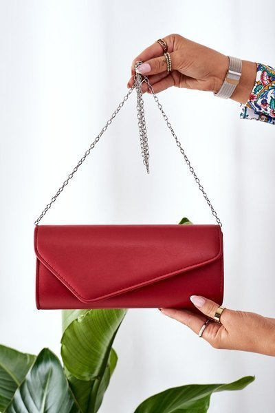Pochette élégante avec chaîne rouge