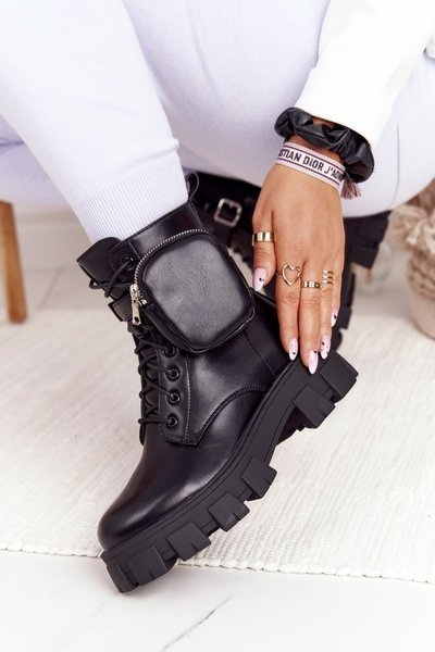 Bottes pour femmes sur une plateforme avec un sac à main Black Saturday