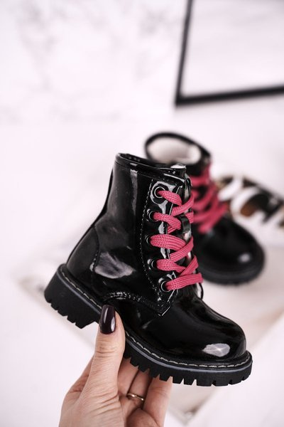 Bottes Pour Enfants Isolées Avec Fourrure Brillant Noir Pinkie