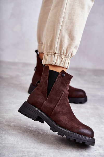 Cizme calde din piele de căprioară pe un salome de maro cu toc plat