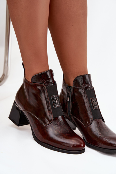 Bottes en cuir laqué à talon bloc avec détail décoratif isolées Zazoo 60560 marron foncé