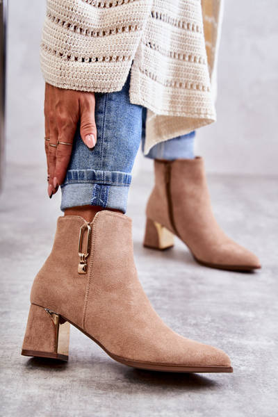 Cizme de piele de căprioară pe o postare cu un decor bej erine