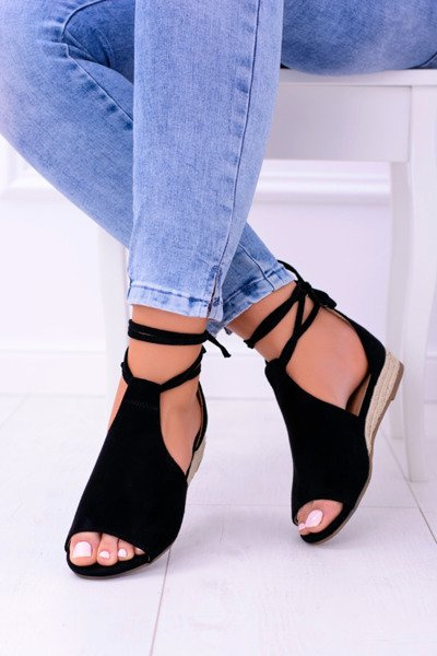 Juodi zomšiniai sandalai ant lengvos platformos Espanoso