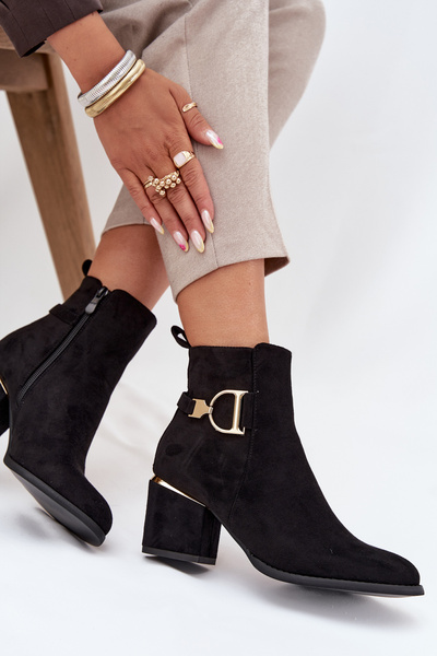 Isolierte Damenschuhe auf Absatz mit goldenen Elementen schwarz Ambrine