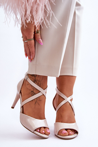 Sandales à la mode sur un talon haut laqué beige Loressa