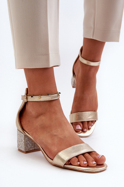 Sandales pour femmes en simili cuir sur talon décoré doré Wiatalia