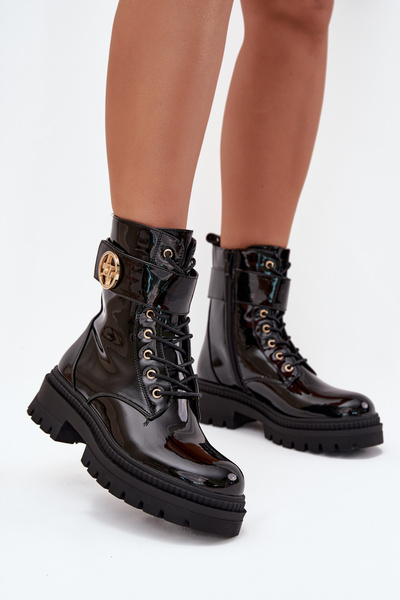 Bottines laquées worker femme avec détail doré isolées noires Fiorena