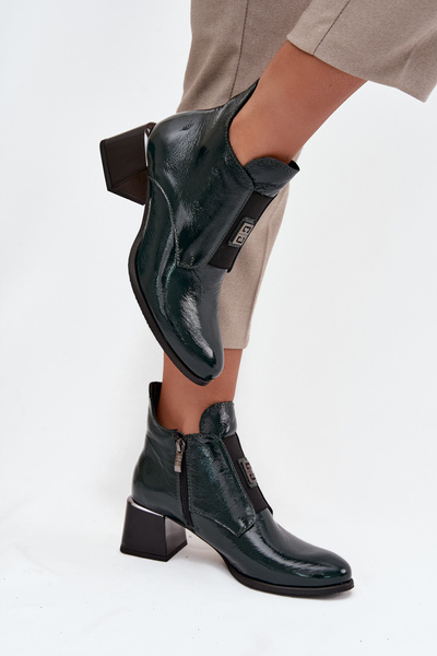 Lackleder Stiefeletten mit dekorativem Detail isoliert Zazoo 60560 dunkelgrün