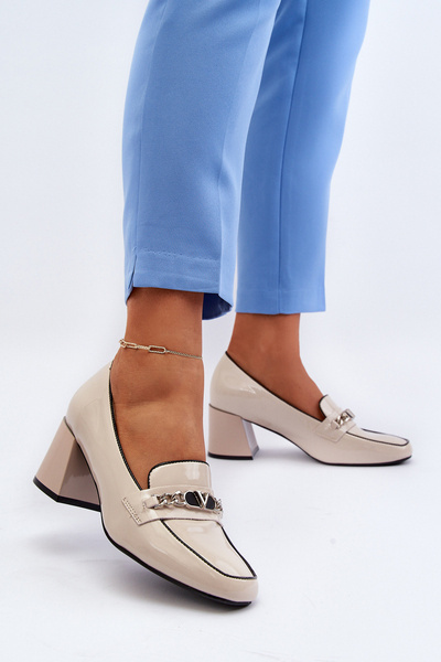 Beige Patent Low Heel Pumps mit Verzierung Makki