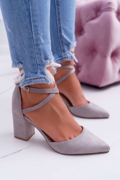Femeile Stiletto pompează traficul gri