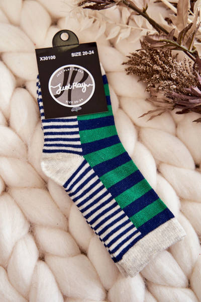 Klassische Kindersocken mit Streifen und Streifen Grün