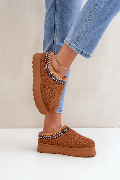 Bottes De Neige Chaussons Sur Une Plateforme Avec Peau De Mouton Camel Ovirissa