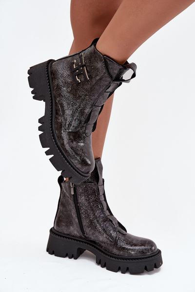 Bottes pour femmes en cuir verni avec décoration isolées Artiker 57C2081 graphite
