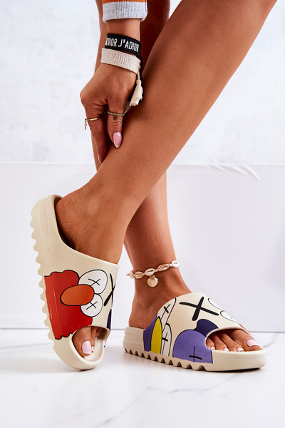 Spausdintos guminės šlepetės smėlio spalvos monstrai