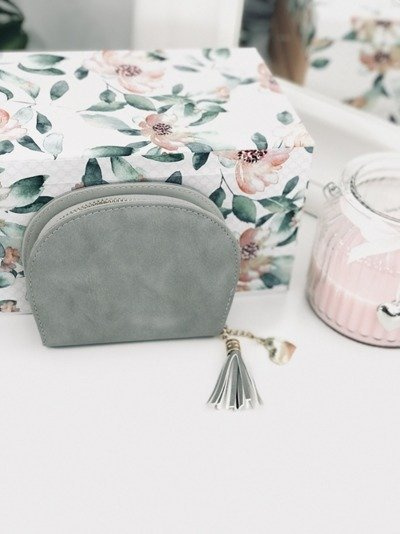 Portefeuille gris pour femme avec pompon