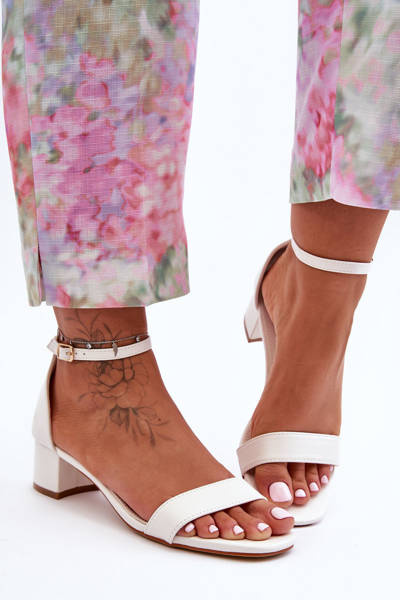 Leder Sandalen Mit Glatter Keilabsatz Weiss Inspire Me!