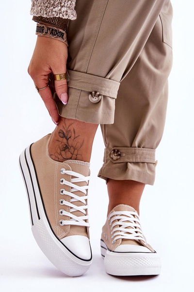 Moteriški sportbačiai ant sodrios smėlio spalvos smėlio spalvos