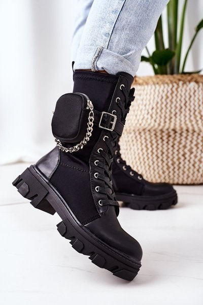 Bottes isolées avec un sac à main noir, regarde-moi