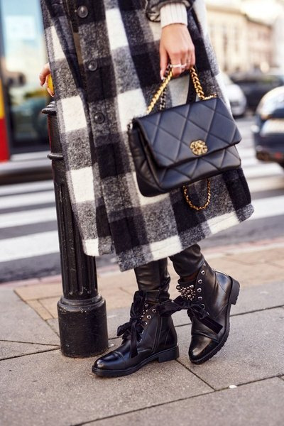 Cizme izolate cu perle metalice și o panglică neagră perla