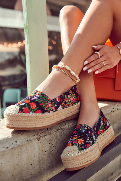 Divatos felcsúsztatható espadrillák virágokkal, fekete Morice