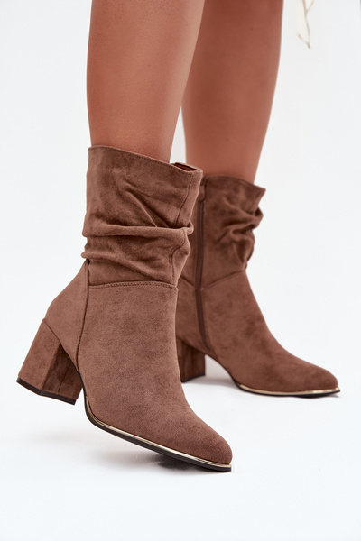 Bottes pour femmes isolées avec plis sur un talon bloc marron Ivressa