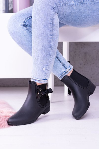 Black Matte Women’s Lace-Up Kalo Slippers într-o zi