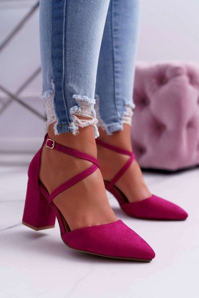 Femeile Stiletto pompează traficul Fuchsia