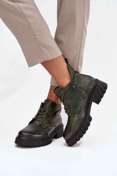 Bottes féminines basses isolées avec bride décorative vert foncé Therisse