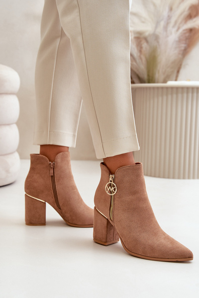 Női sarkú csizma hegyes orrral Eco Suede melegbarna Raisha