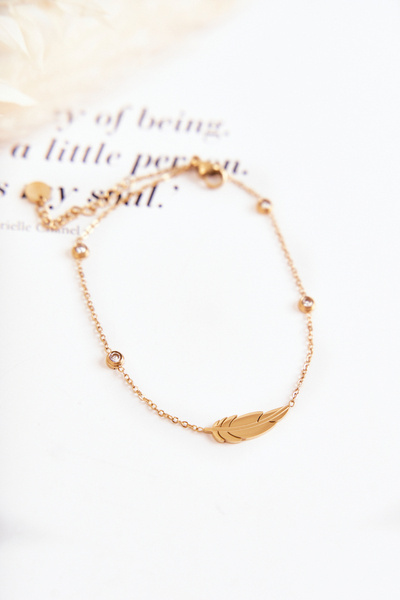 Bracelet de jambe avec zircons cubiques et plume en or