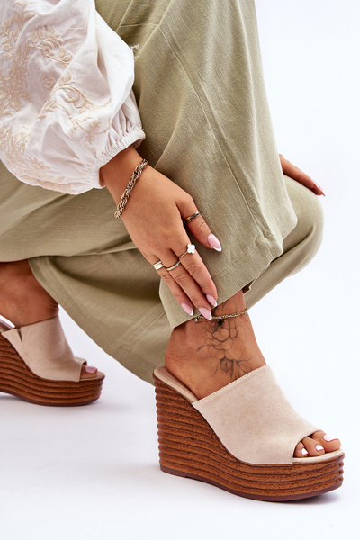 Leichte Flip-Flops auf klobigem Plateau in Beige Good Vibe