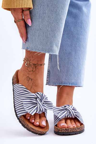 Flip Flops auf Korkplattform mit weißen und blauen Streifen Festive