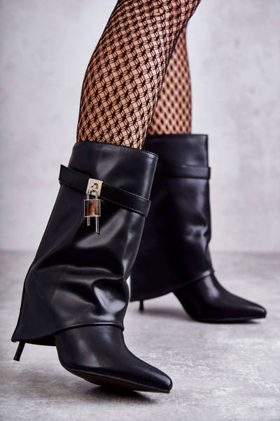 High Heel Leder-Slip-On-Stiefel auf einem schwarze Steffi