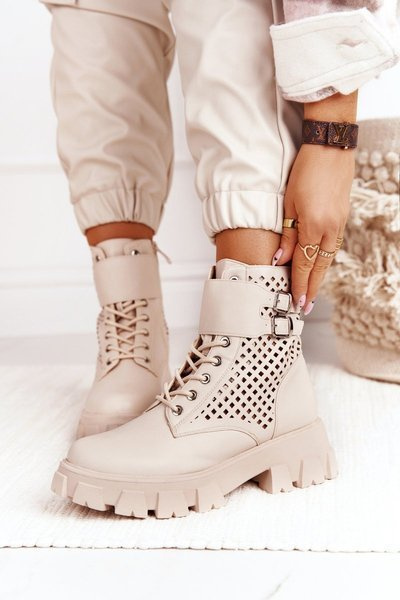 Áttört Csizma Egy Platformon Bézs Fújva