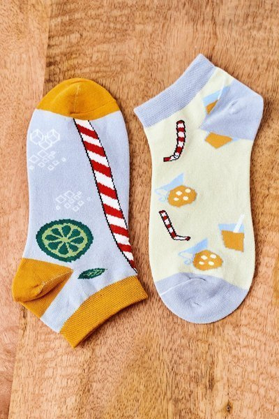 Chaussettes Dépareillées Avec Une Boisson Et Une Paille Jaune-Gris