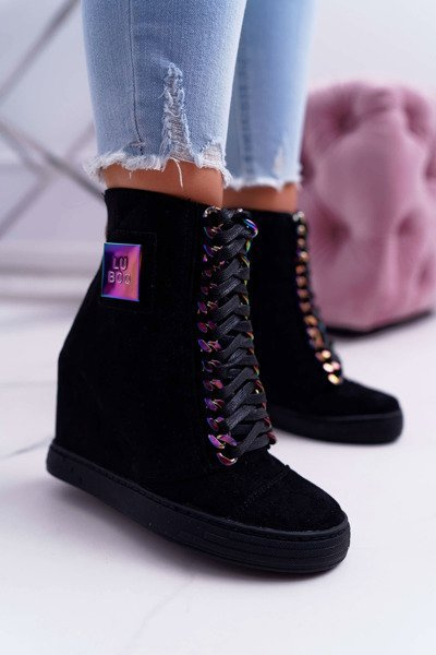 Adidași din piele de căprioară neagră din Lu Boo cu lanțuri de monica iridescente