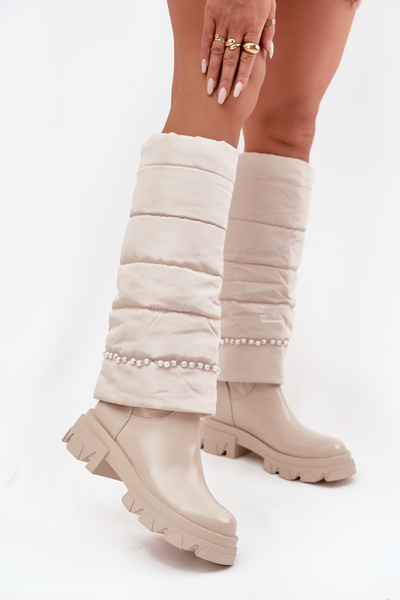 Bottes féminines isolées avec perles beige clair Irvette