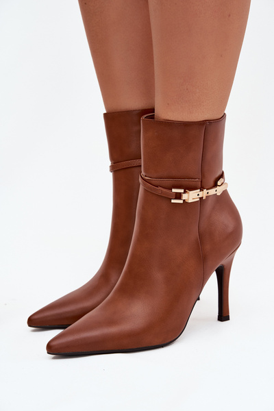 Boots à talon pour femmes avec sangle et élément en or isolé Camel Bellisse