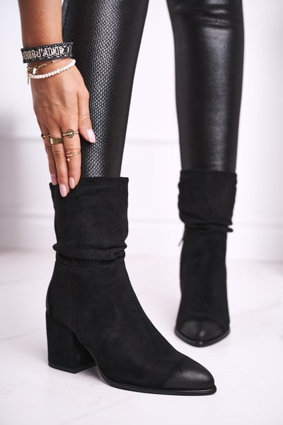 Női csizma magas sarkú, ekovelúr fekete oldalán