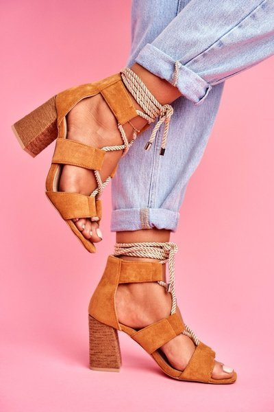 Sandales à talons aiguilles pour femmes en daim à plusieurs niveaux Camel Amore