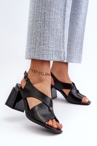 Sandales élégantes à talons hauts pour femmes en cuir écologique noir Asellesa