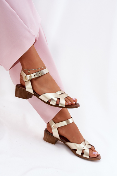 Sandale din piele pe un toc delicat Zazoo 40372 aurii
