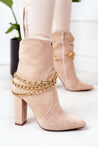 Cizme izolate pe un bloc de călcâi bej impresie bună