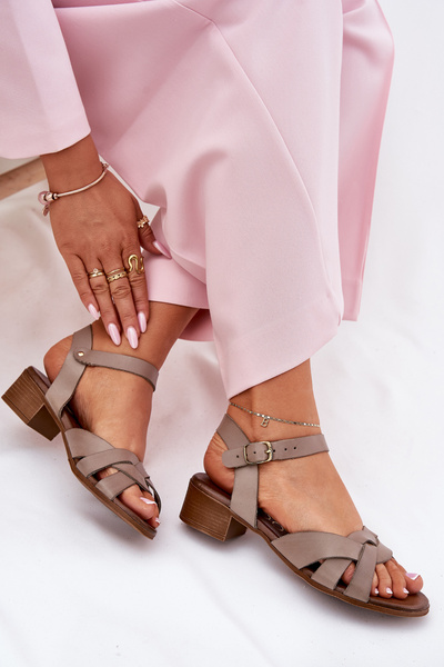 Leder Sandalen Auf Einem Zarten Absatz Beige Zazoo 40372