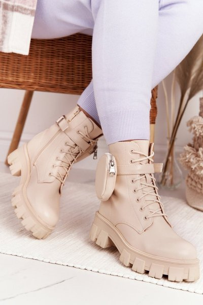 Bottes Pour Femmes Sur Une Plateforme Avec Un Sac À Main Beige Samedi