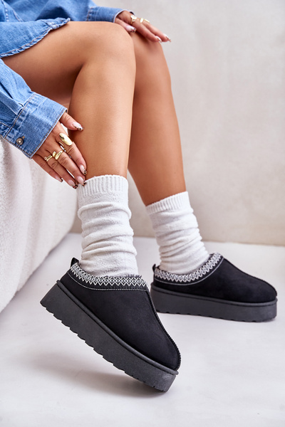 Bottes de neige pour femmes sur plateforme isolées avec des sangles noires en fourrure