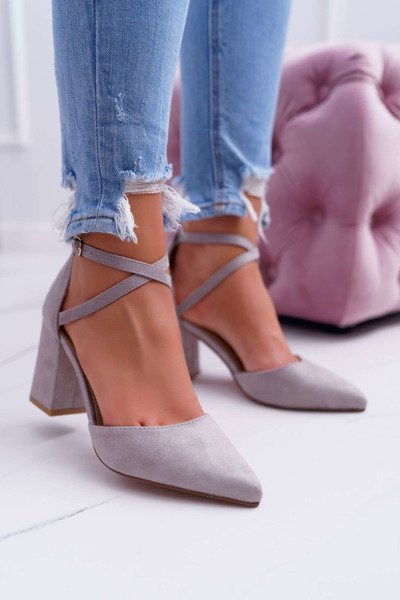 Femeile Stiletto pompează traficul gri