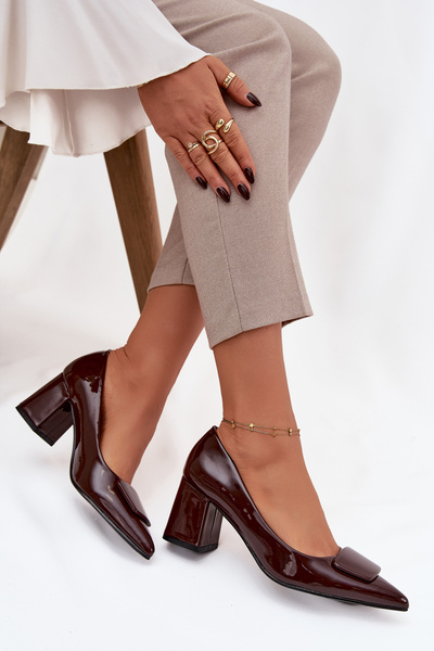 Escarpins en cuir verni à talon avec décoration chocolatée Isoline